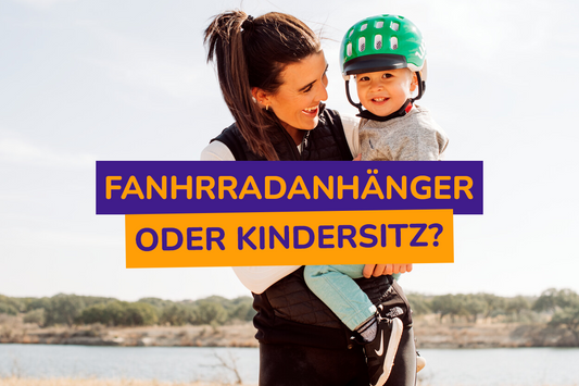 Frau trägt Kind mit Fahrradhelm