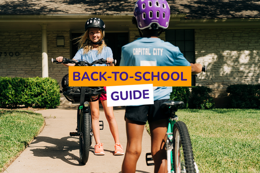 Zwei Kinder mit leichten Woom-Bikes und Rucksack
