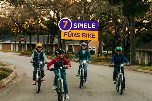 Vier Kinder fahren mit ihren Woom Kinderfahrrädern eine Straße lang
